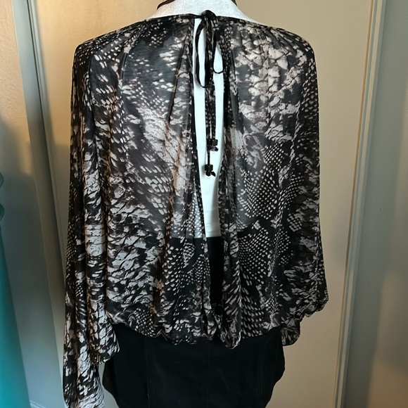 i Jeans By Buffalo Women’s Sheer Mesh Python Print Open Back Peasant Bloouse - Picture 5 of 7